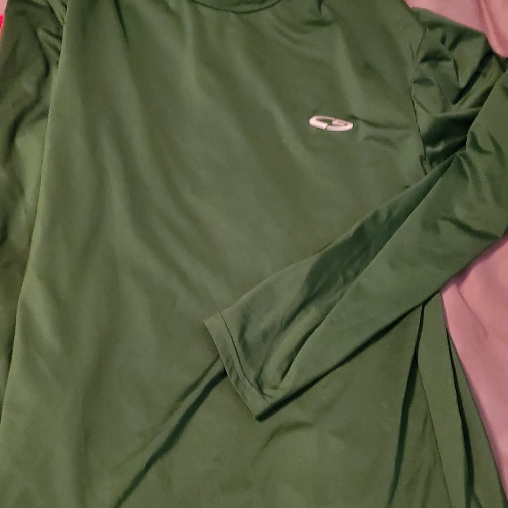 Lot of Under Armour YMD Red Shorts & CG long sleeved Athletic Green Shirt Medium - Picture 4 of 5